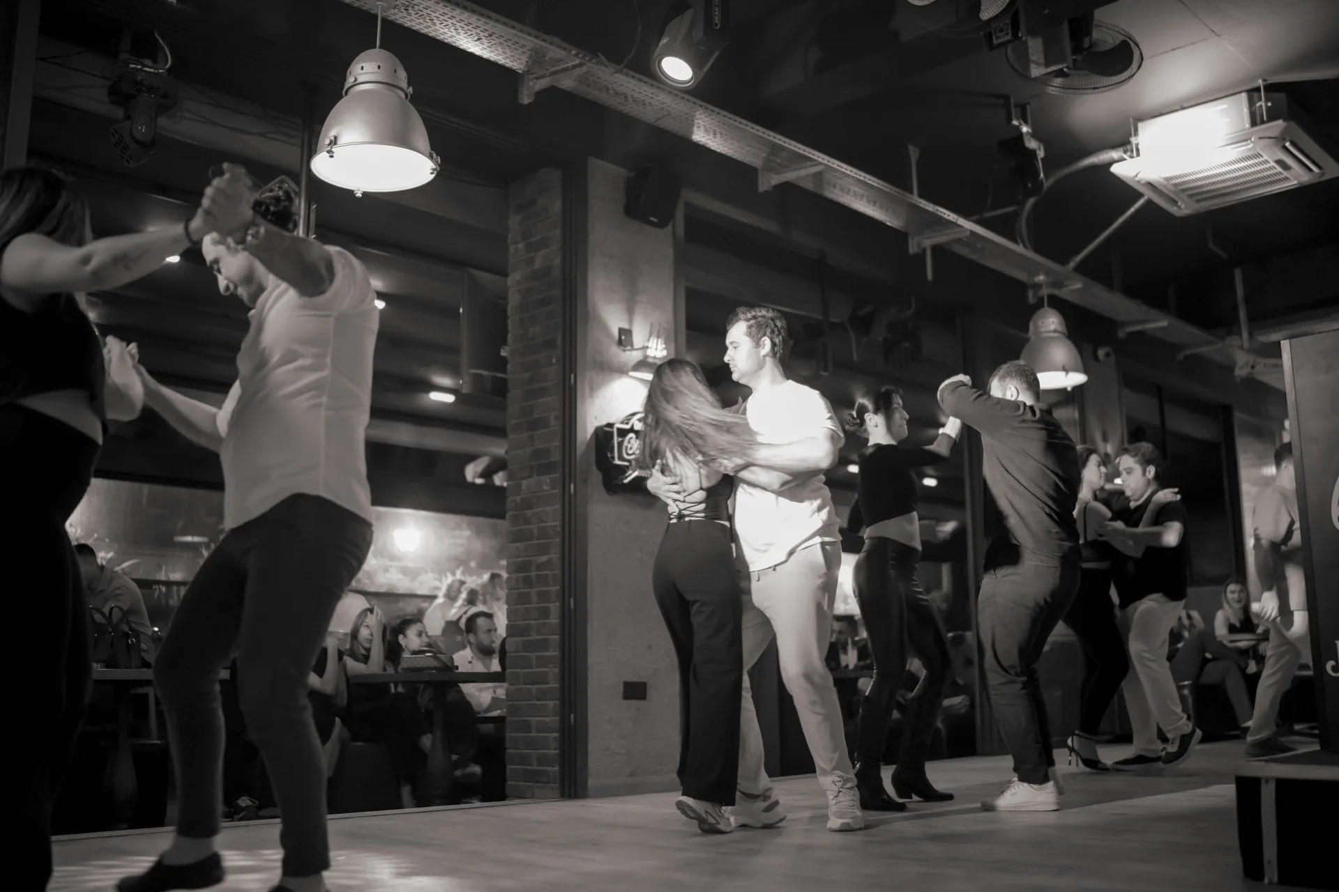 Locale Sports Bar – Party