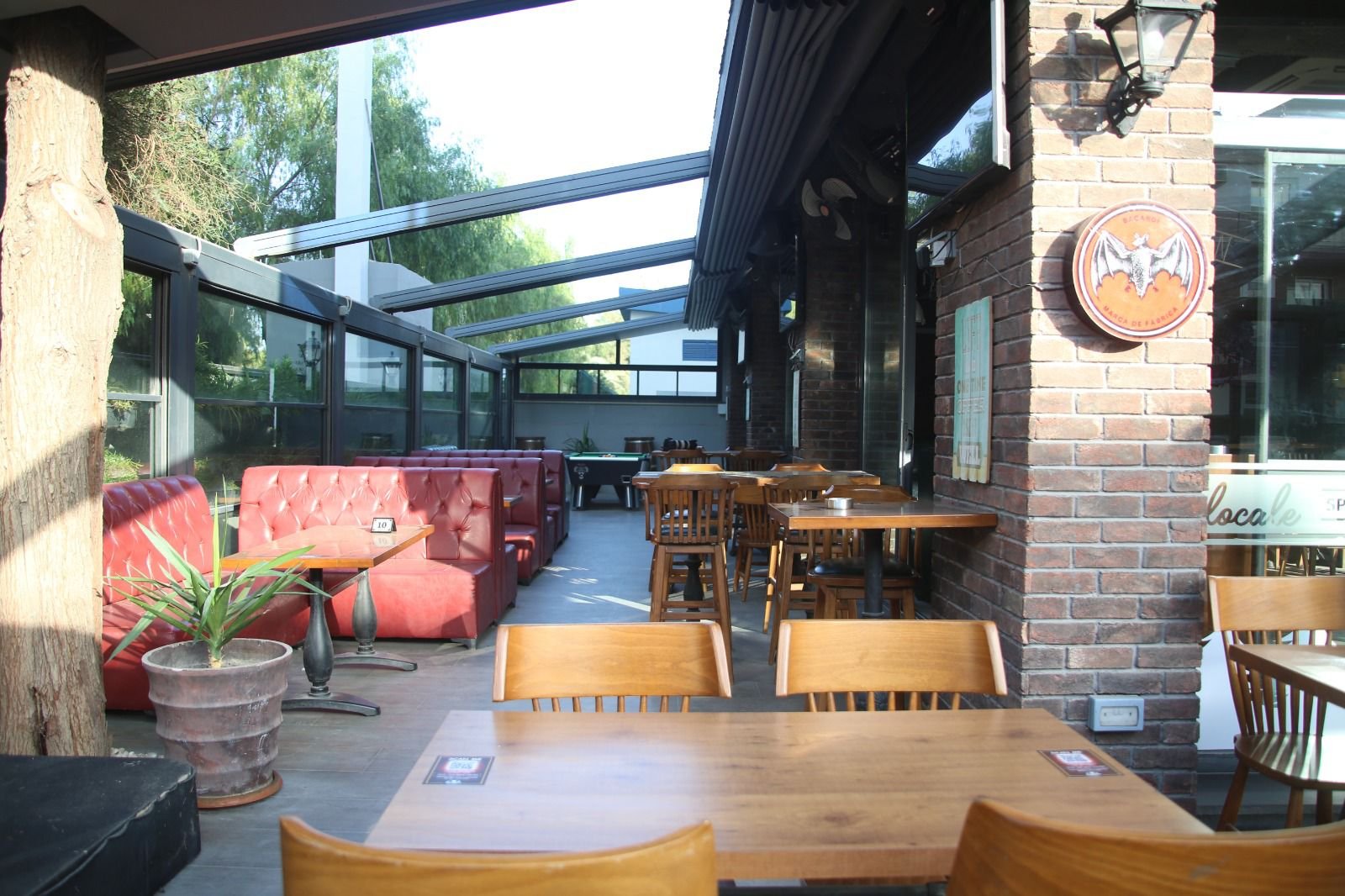 Royal Life Residence Locale Sports Bar girişi