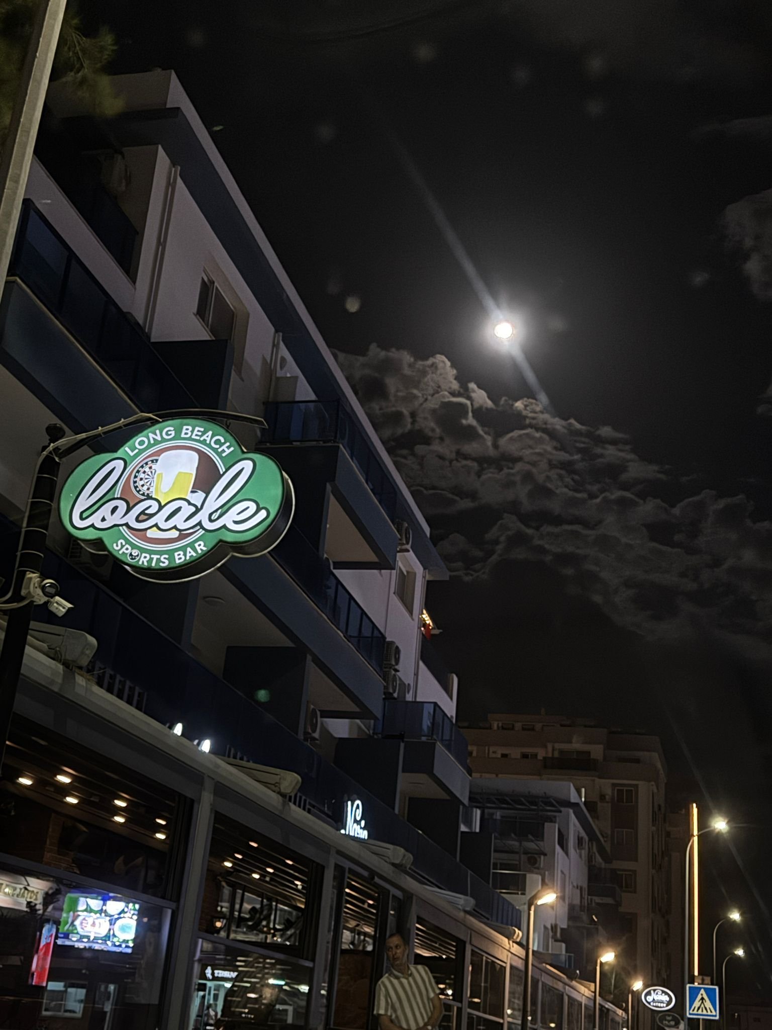 Locale Sports Bar İskele gece tabela