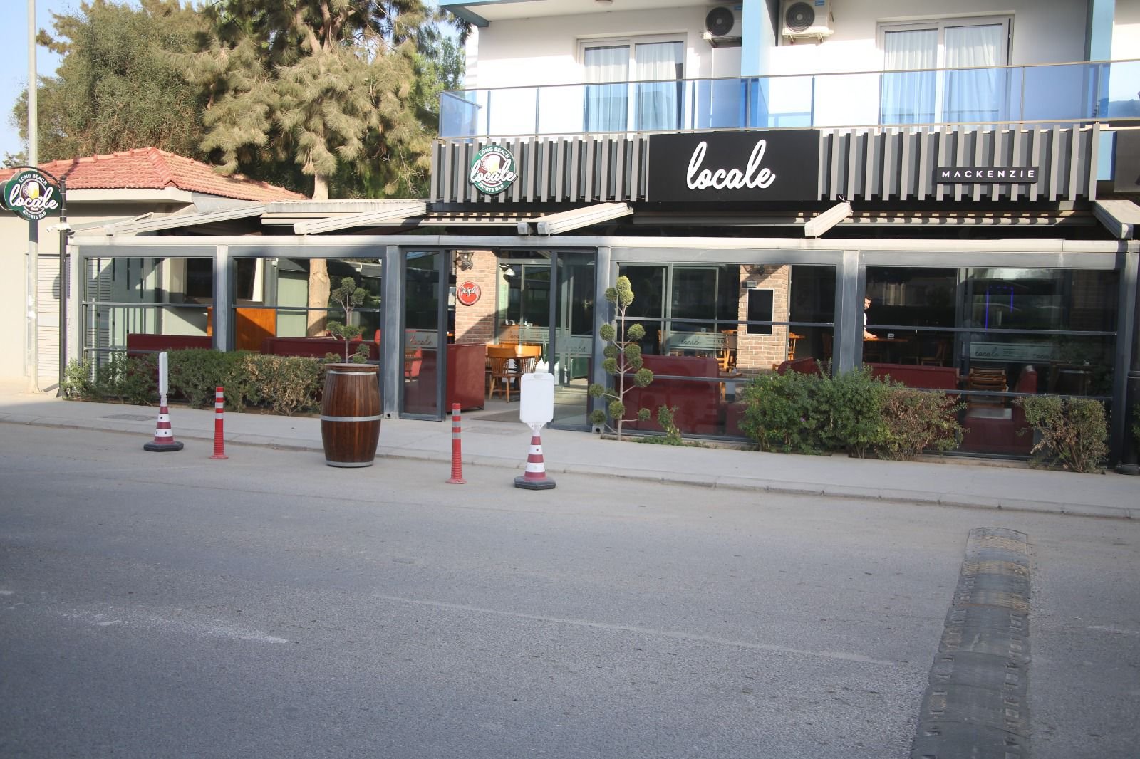Locale Sports Bar – Cadde Görünümü
