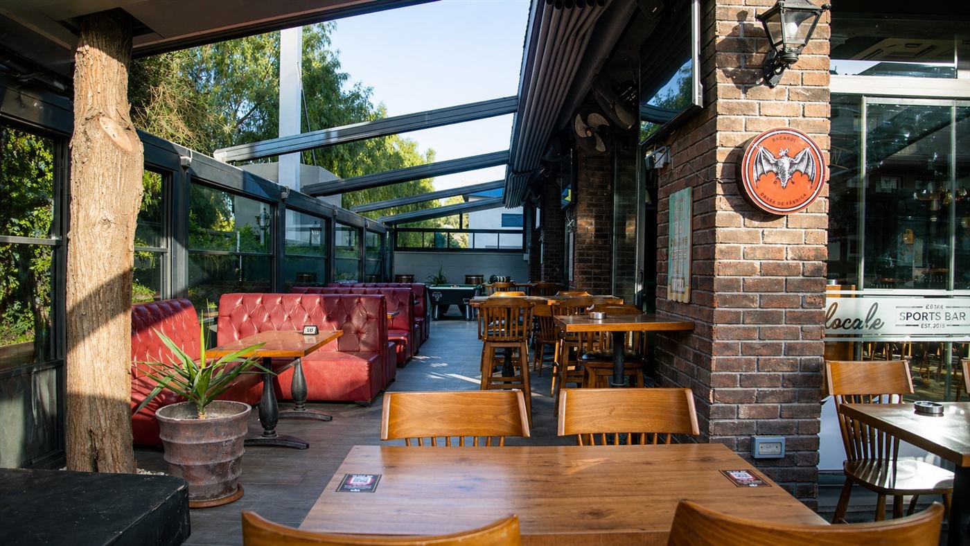 Locale Sports Bar açık alan teras